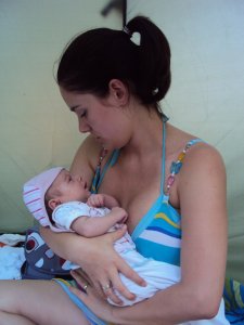 Egy hónapos kislányommal "beszélgetünk"